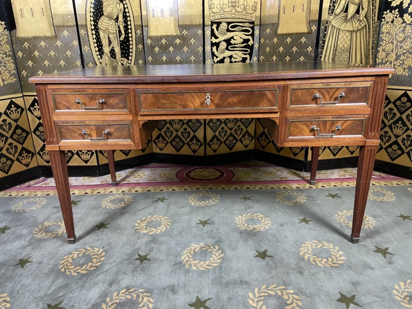 SCHREIBTISCH IM LOUIS XVI-STIL