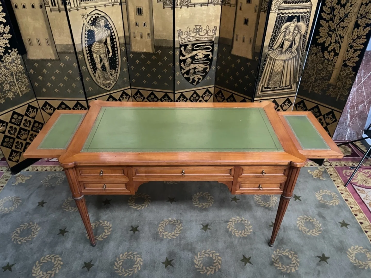 SCHREIBTISCH IM LOUIS XVI-STIL