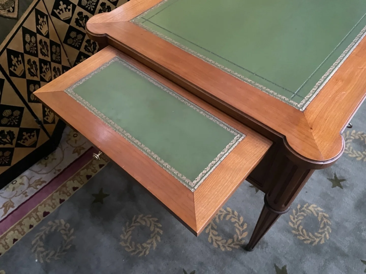 SCHREIBTISCH IM LOUIS XVI-STIL