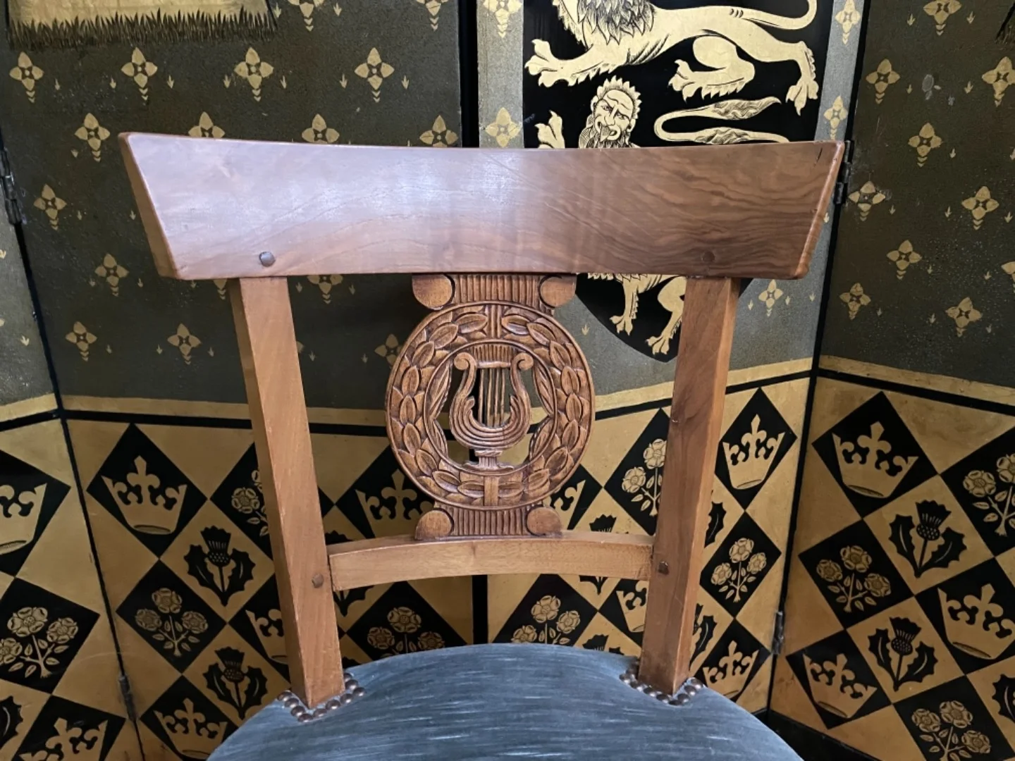 8 chaises de style restauration dossier lyre