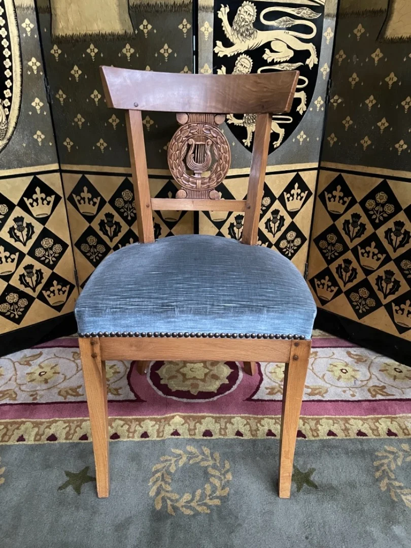 8 chaises de style restauration dossier lyre