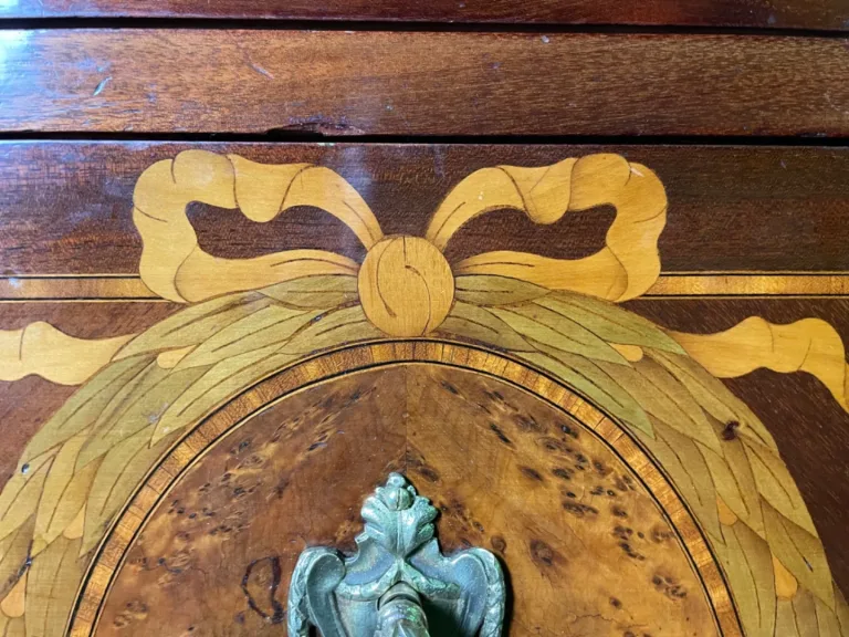Commode en marqueterie de style Louis XVI