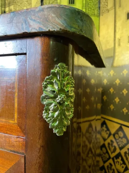 Commode en marqueterie de style Louis XVI