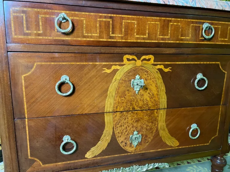 Commode en marqueterie de style Louis XVI