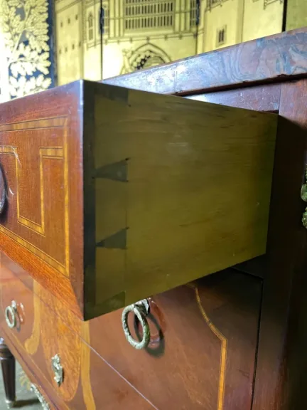 Commode en marqueterie de style Louis XVI