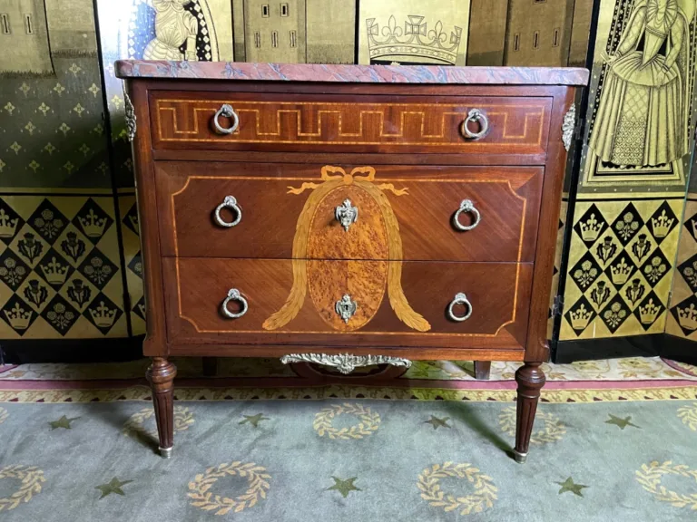 Commode en marqueterie de style Louis XVI