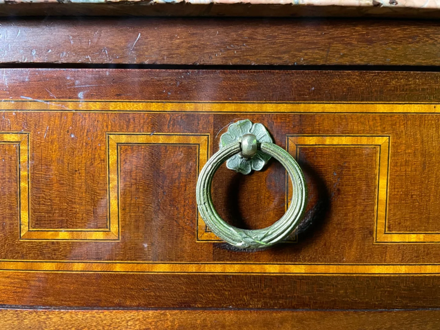 Commode en marqueterie de style Louis XVI