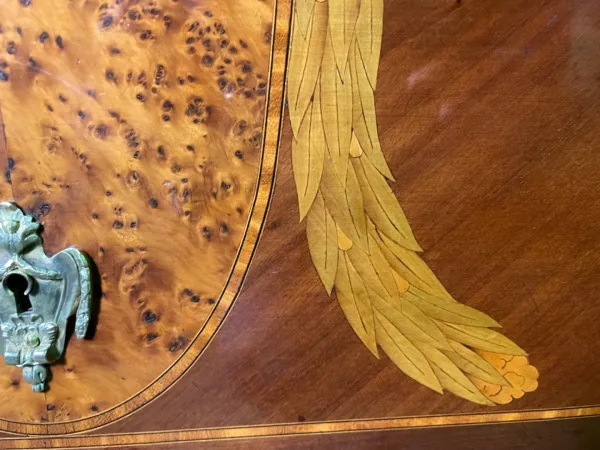 Commode en marqueterie de style Louis XVI