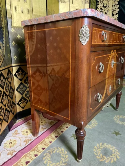 Commode en marqueterie de style Louis XVI