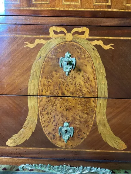 Commode en marqueterie de style Louis XVI