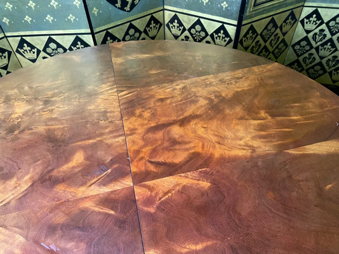 Table à manger de style Louis XVI et 4 allonges