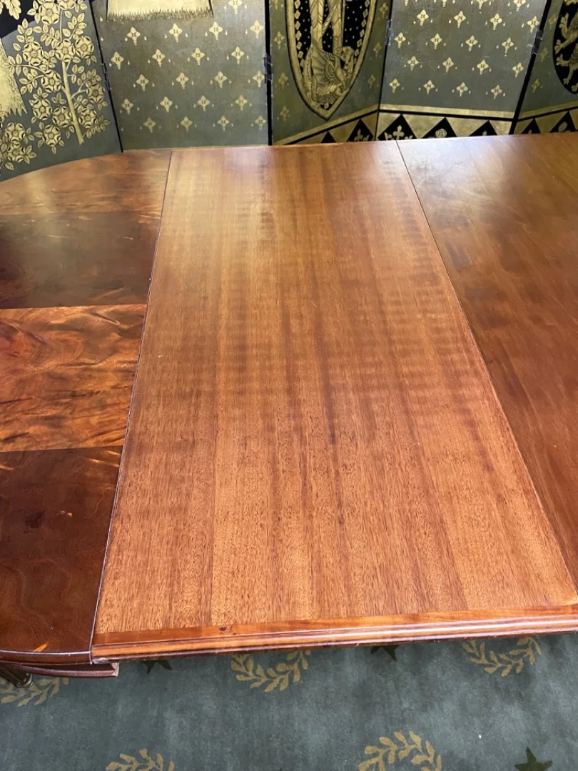 Table à manger de style Louis XVI et 4 allonges