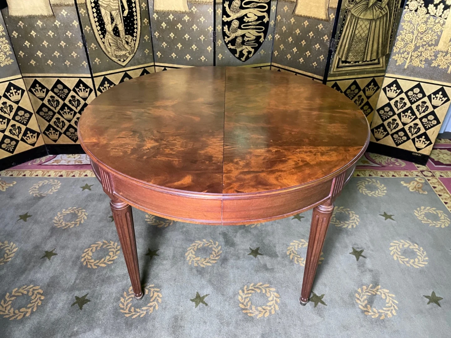 Table à manger de style Louis XVI et 4 allonges