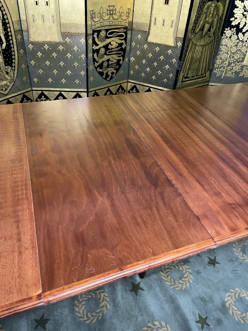 Table à manger de style Louis XVI et 4 allonges