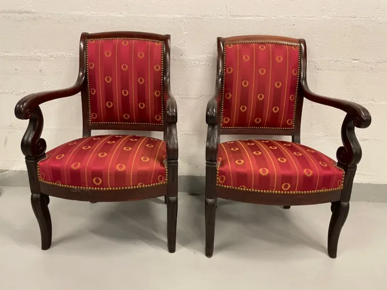 Paire de fauteuils époque Empire en acajou et soie