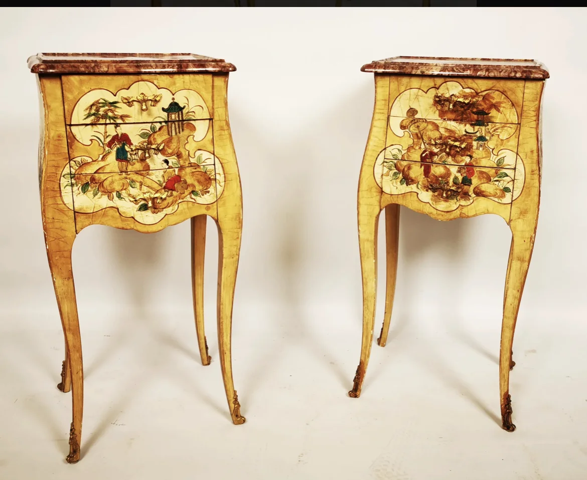 PAAR NACHTTISCHE IM LOUIS XV-STIL