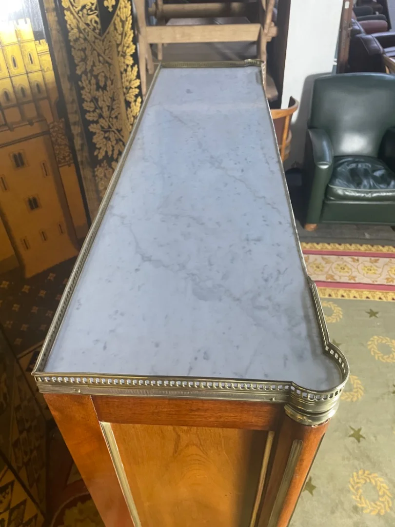 Bibliothèque vitrée en acajou et laiton style Louis XVI estampillée