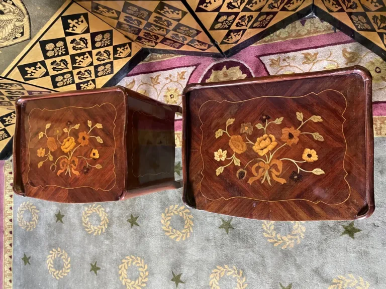 Paire de chevets en marqueterie de style Louis XV