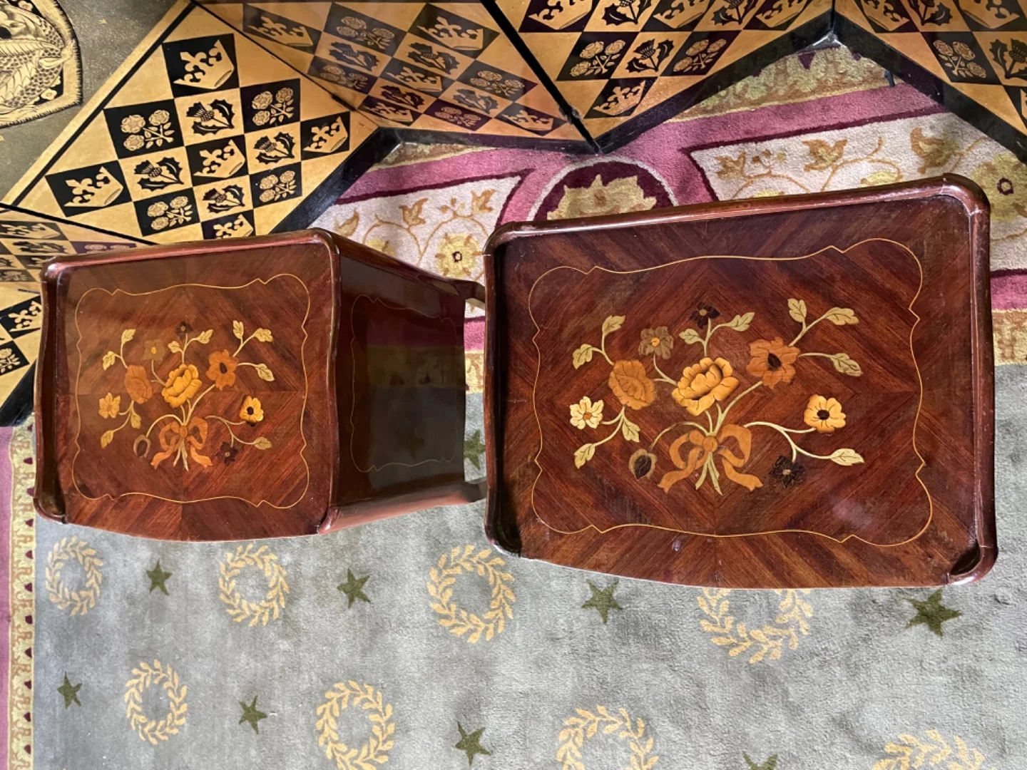 Paire de chevets de style Louis XV en marqueterie