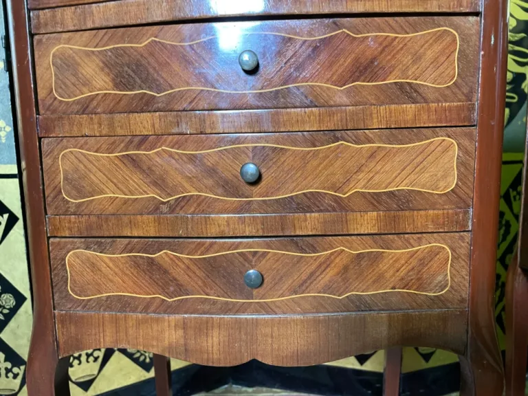 Paire de chevets en marqueterie de style Louis XV