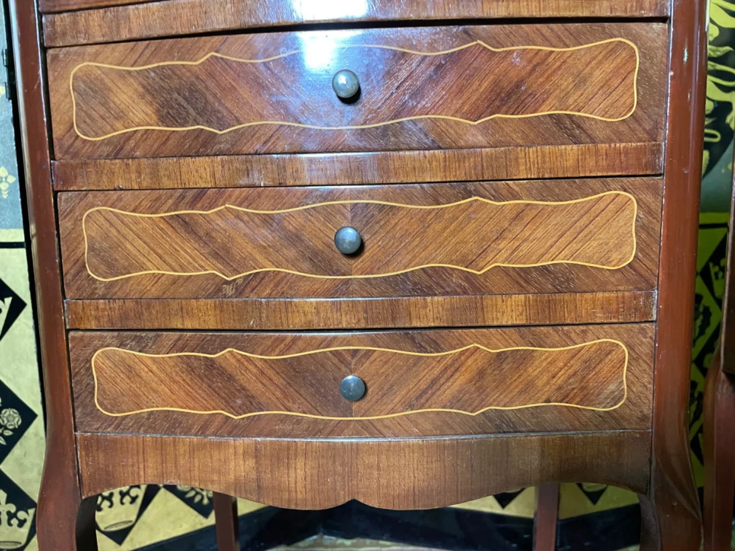 Paire de chevets de style Louis XV en marqueterie