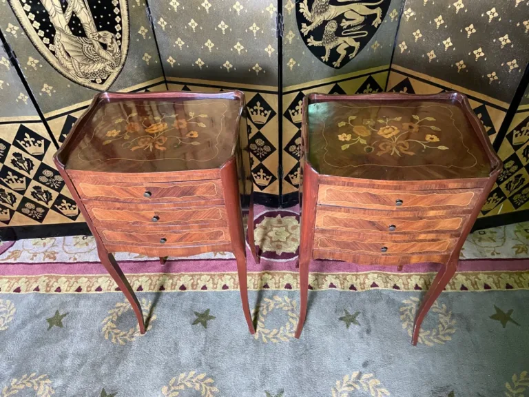 Paire de chevets en marqueterie de style Louis XV