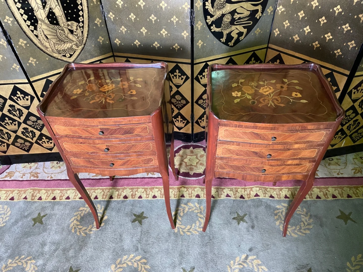 Paire de chevets en marqueterie de style Louis XV