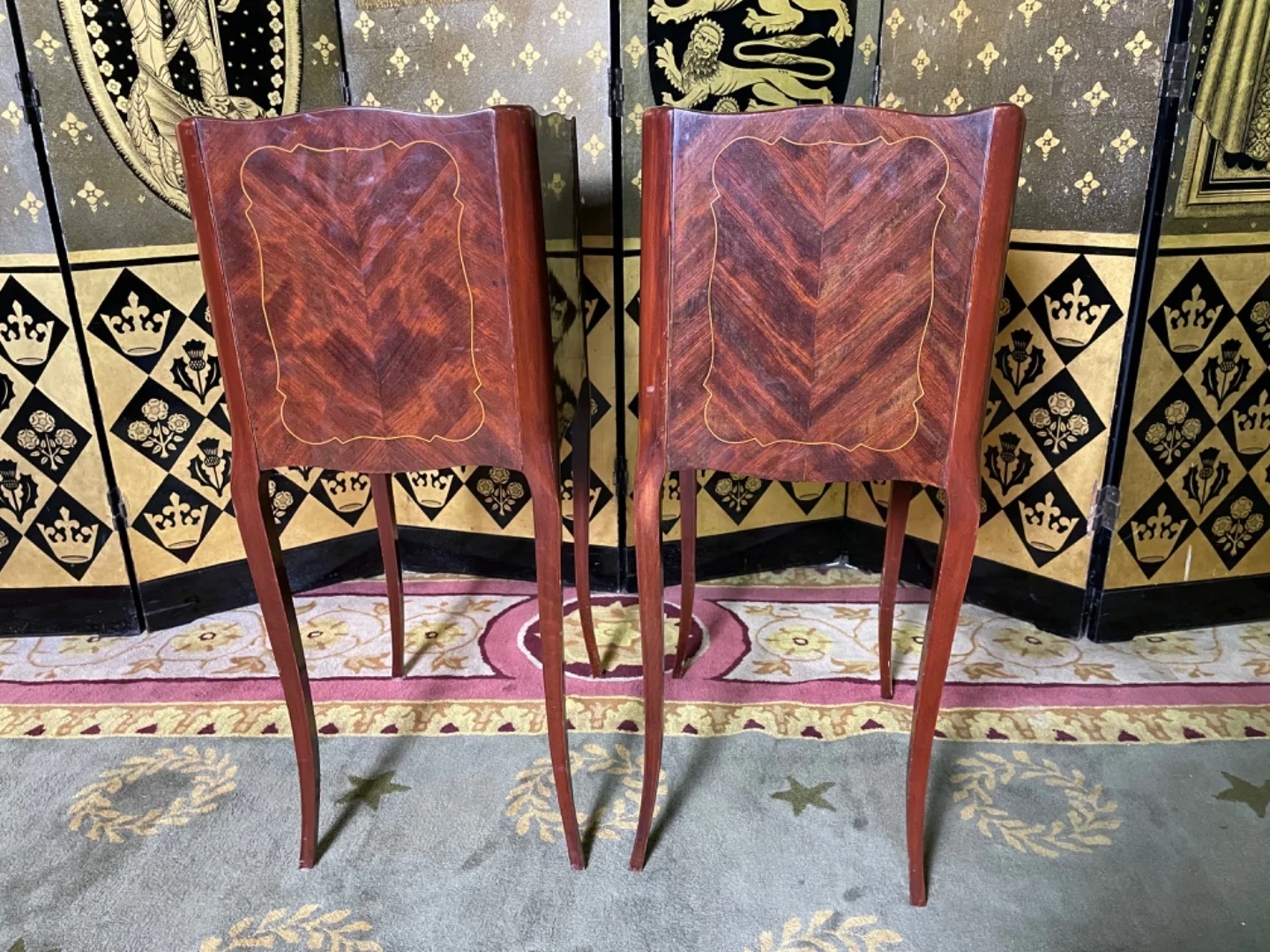 Paire de chevets de style Louis XV en marqueterie