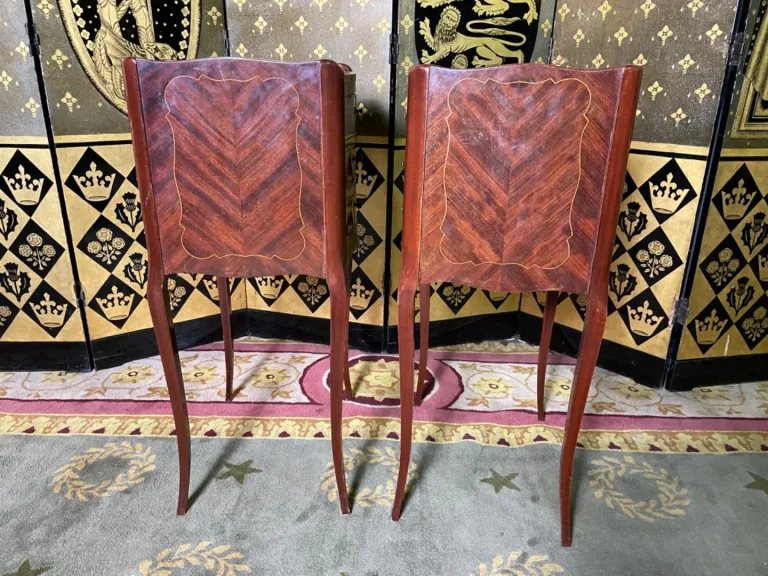 Paire de chevets en marqueterie de style Louis XV