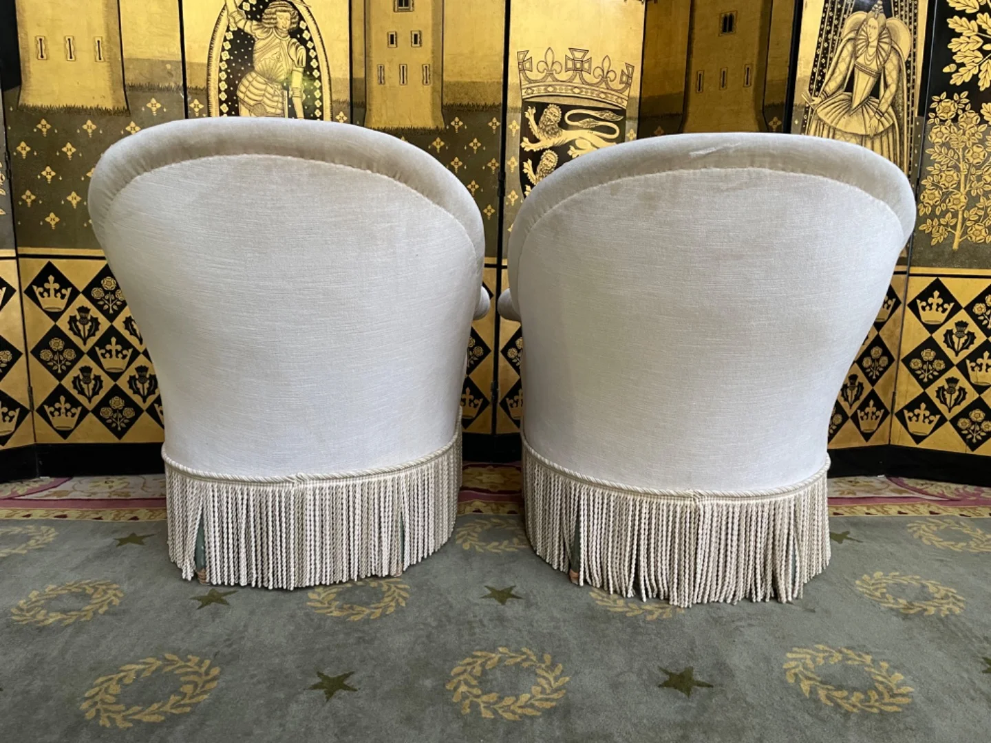 Paire de fauteuils crapaud en velours beige