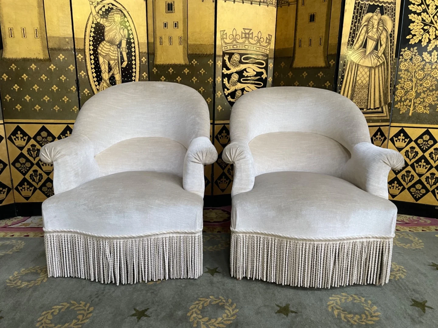 Paire de fauteuils crapaud en velours beige