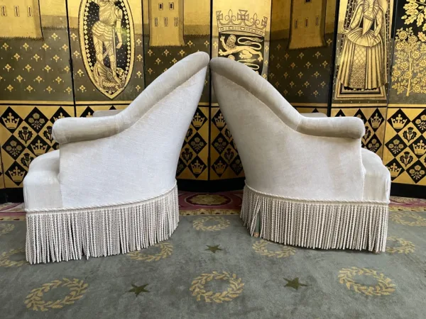 Paire de fauteuils crapaud en velours beige