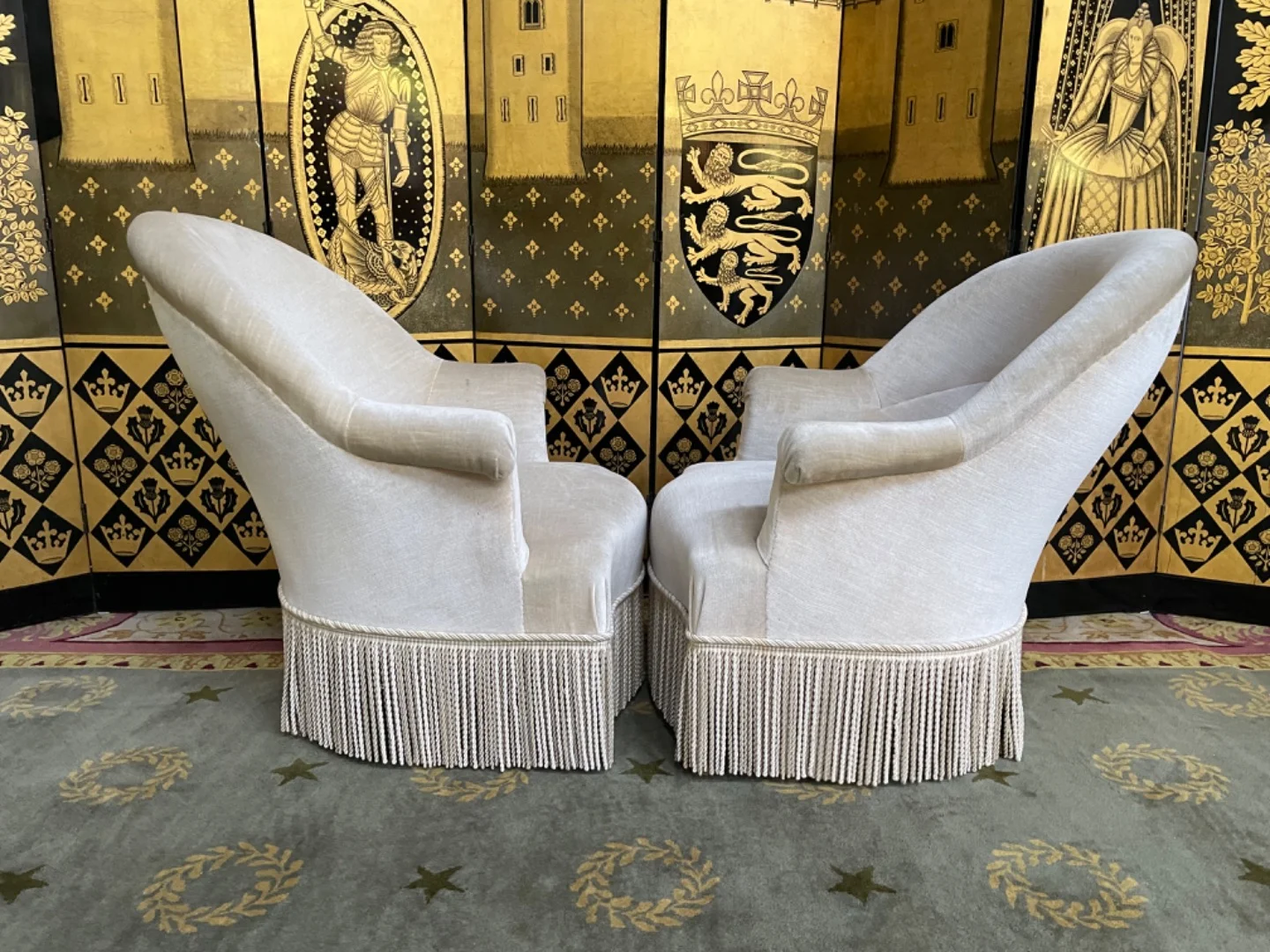 Paire de fauteuils crapaud en velours beige