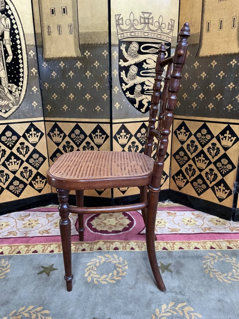 Suite de 8 chaises de bistrot FISCHEL pas THONET