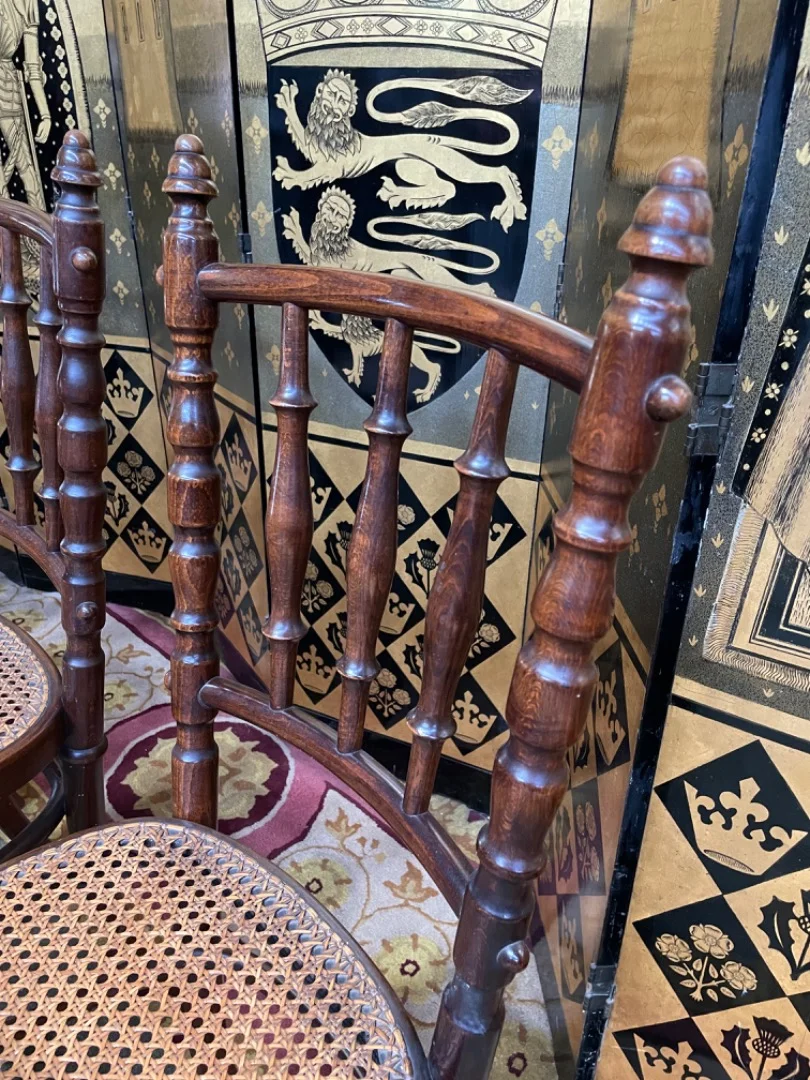 Suite de 8 chaises de bistrot FISCHEL pas THONET