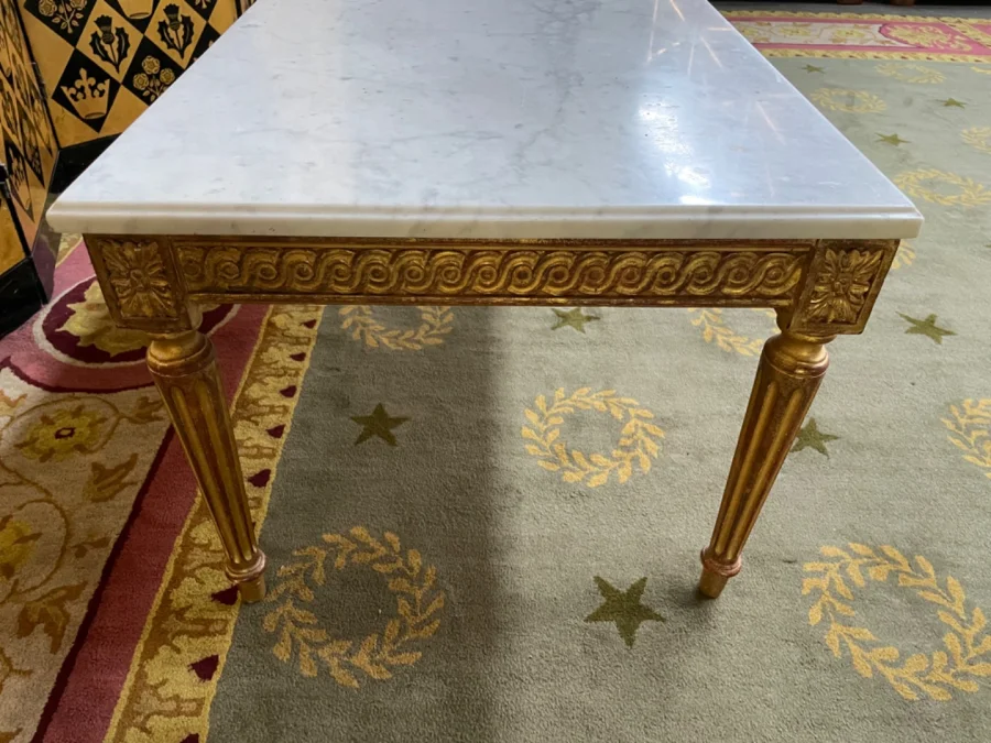 Table basse de style Louis XVI en bois doré et marbre de carrare