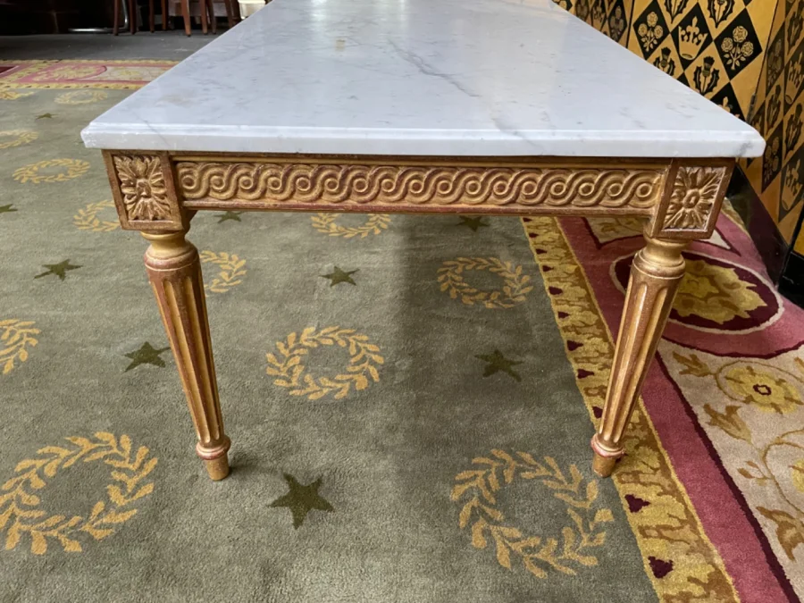 Table basse de style Louis XVI en bois doré et marbre de carrare