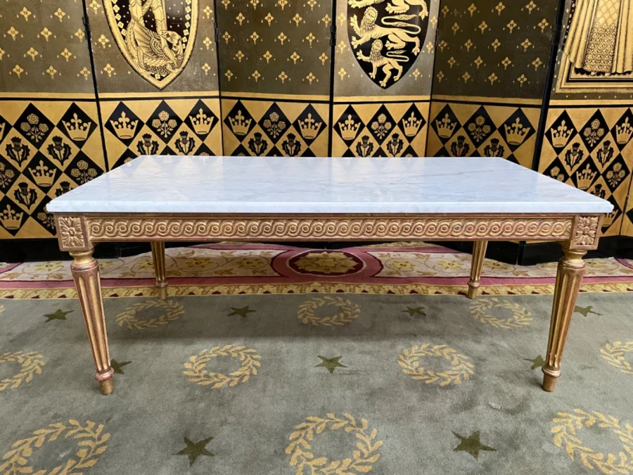Table basse de style Louis XVI en bois doré et marbre de carrare