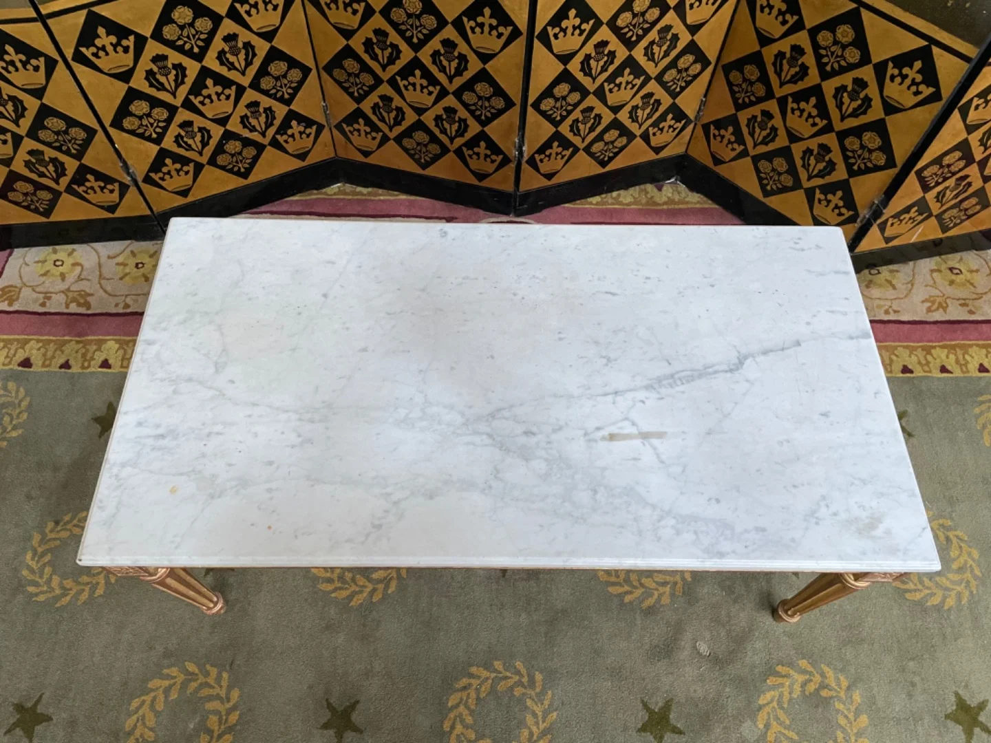 Table basse de style Louis XVI en bois doré et marbre de carrare
