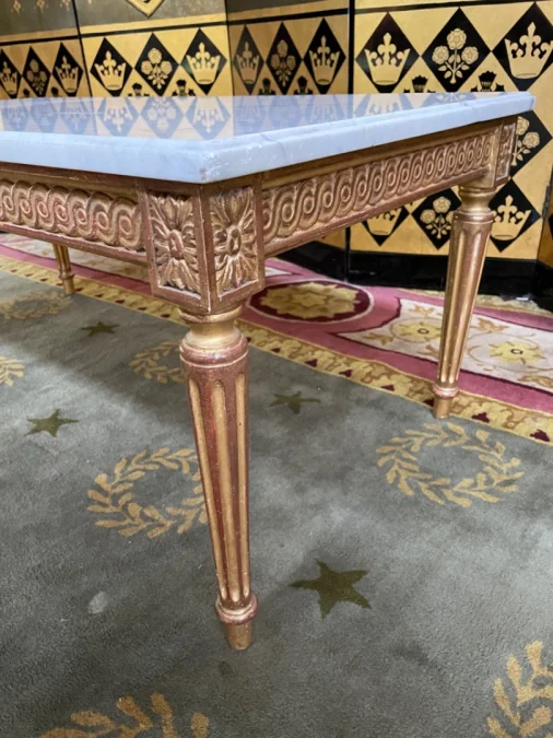 Table basse de style Louis XVI en bois doré et marbre de carrare