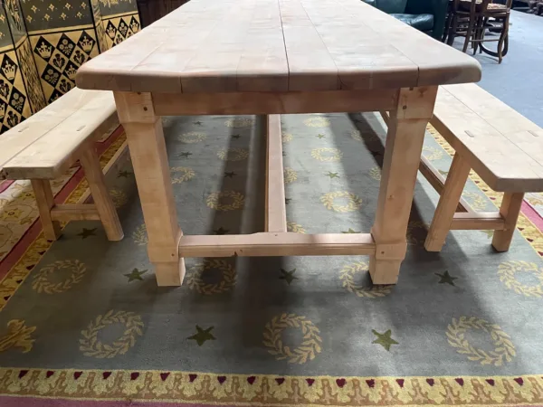 Table de ferme en hêtre massif et ses deux bancs