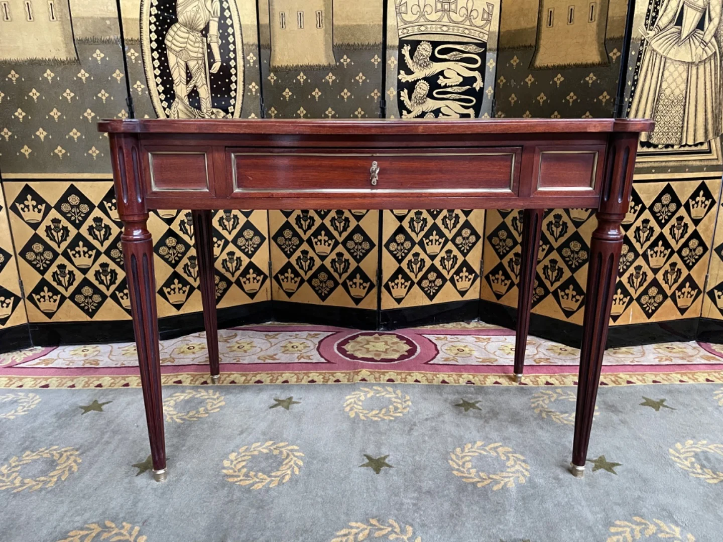 SCHREIBTISCH IM LOUIS XVI-STIL