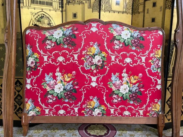 Lit capitonné de style Louis XV en noyer