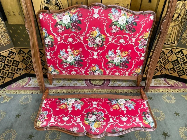 Lit capitonné de style Louis XV en noyer