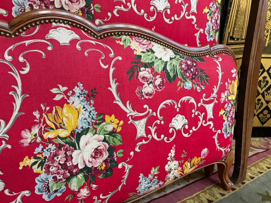 Lit capitonné de style Louis XV en noyer