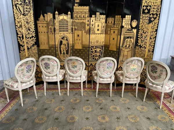 Suite de 6 chaises médaillon de style Louis XVI