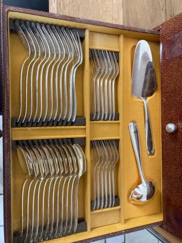 Ménagère de 105 pièces en métal argenté