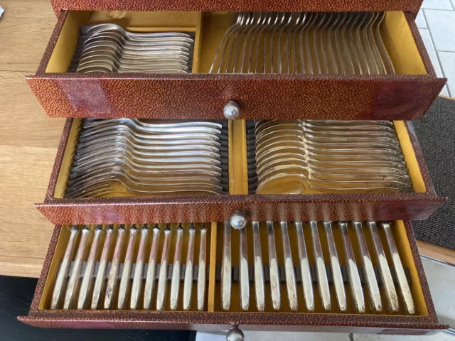 Ménagère de 105 pièces en métal argenté