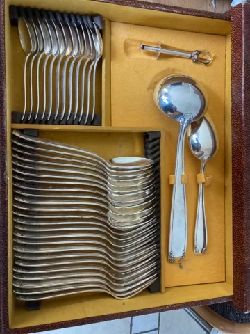 Ménagère de 105 pièces en métal argenté