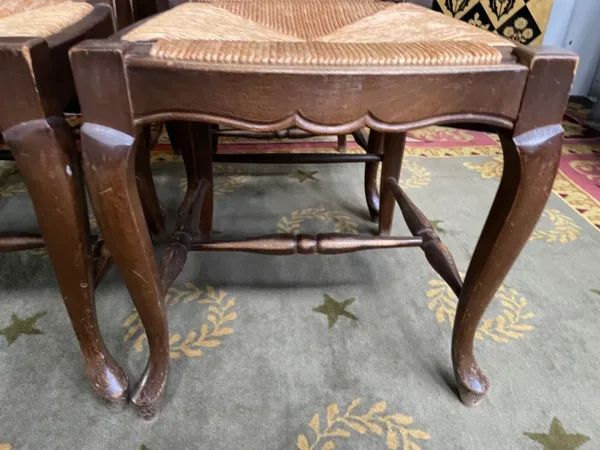 Suite de 8 chaises rustiques paillées